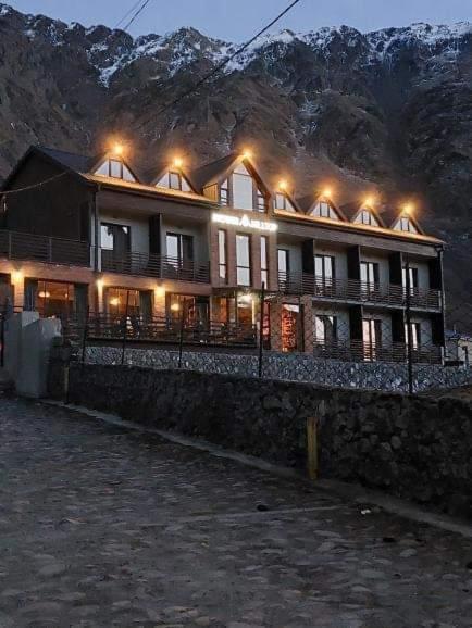 Hilltop Kazbegi Luaran gambar
