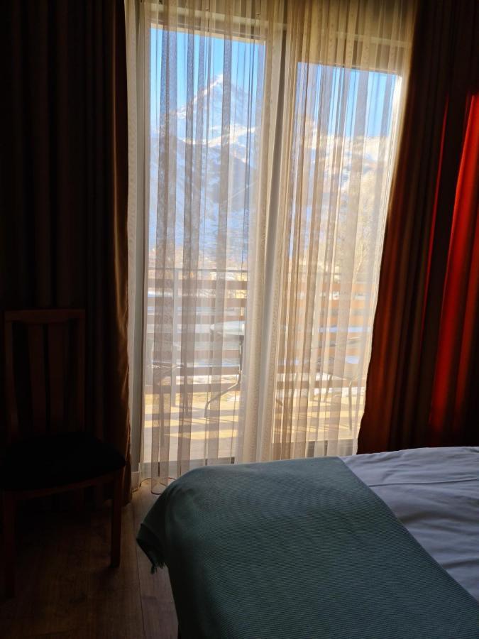 Hilltop Kazbegi Luaran gambar
