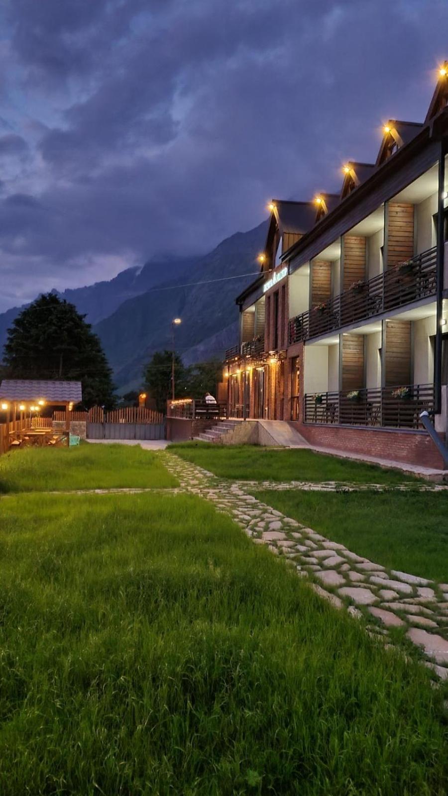 Hilltop Kazbegi Luaran gambar