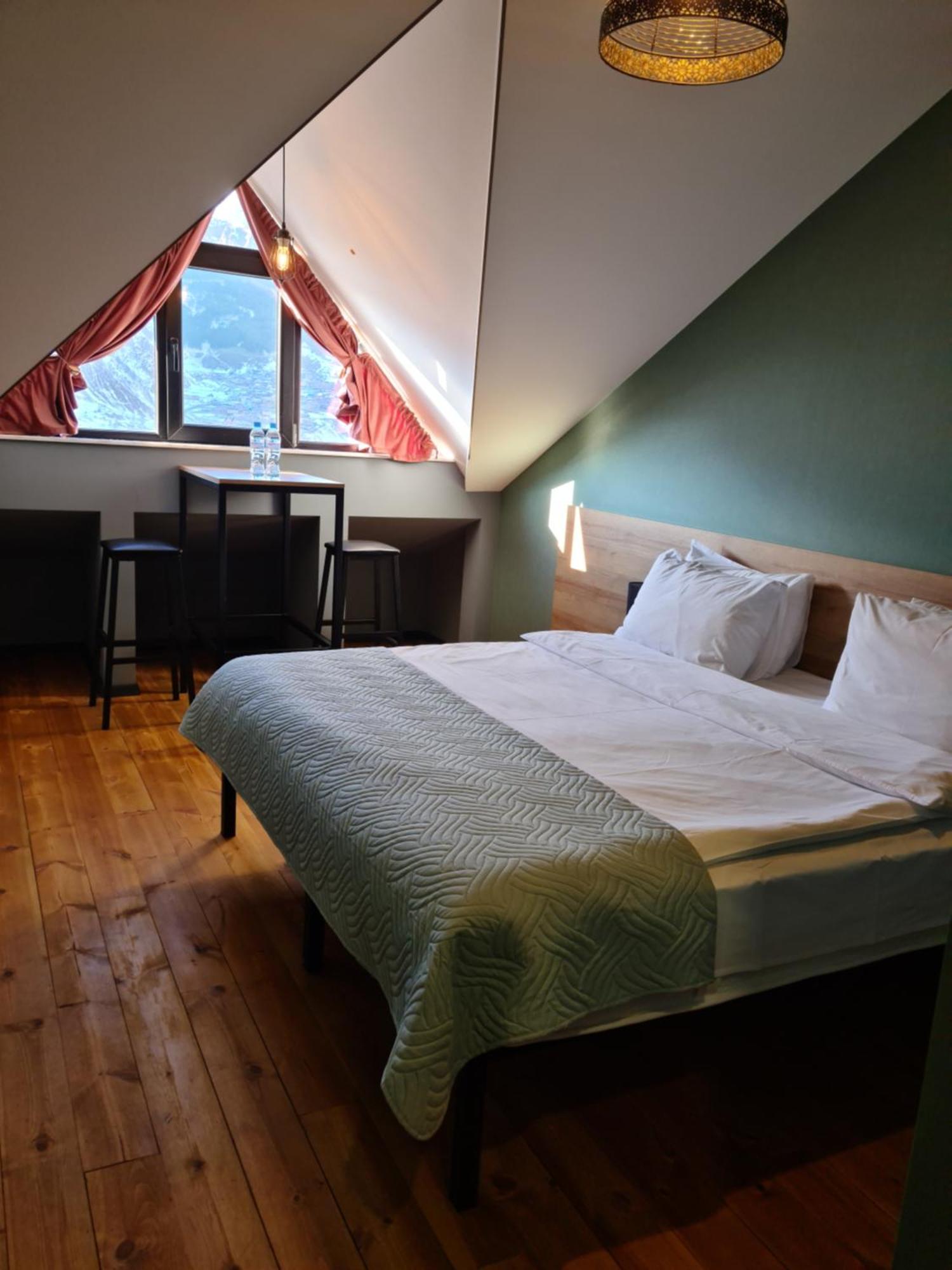 Hilltop Kazbegi Bilik gambar